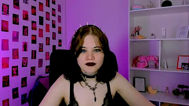 nikki kiss  online show from July 23, 8:44 am
