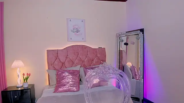 Luna Petti online show from April 20, 2:20 pm