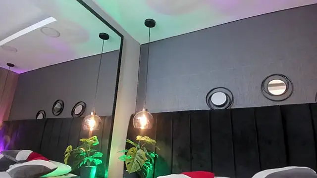 sarah parker  online show from April 18, 7:58 pm