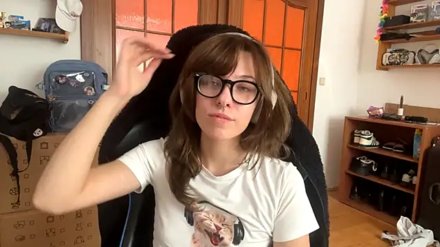 PillowPeachX online show from April 19, 11:43 am