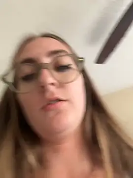 prettykitttty online show from April 16, 9:39 pm