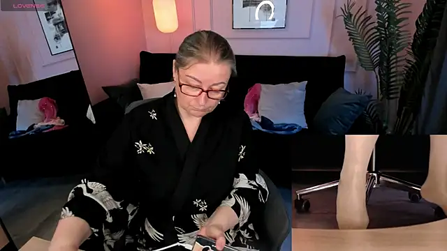 Alexandra Kind online show from June 3, 8:58 pm
