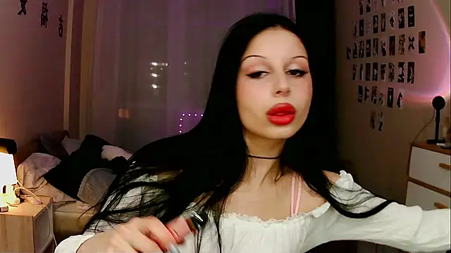 lola ring online show from April 17, 9:39 pm