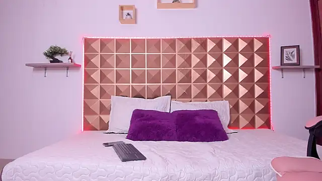 Naughty Kat  online show from April 19, 3:39 am