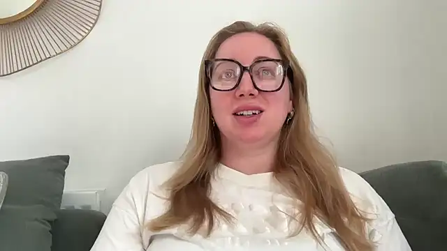 arielsweetieee online show from June 12, 8:00 am