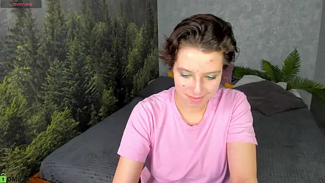 SaraFraays online show from April 19, 1:05 am