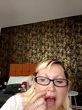 I amVeronicle online show from April 25, 1:03 pm