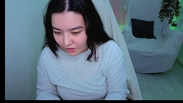 MomoRins online show from April 29, 9:09 pm