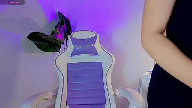 Megann Rousee online show from April 28, 3:49 pm