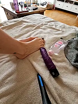 Midnight Feet online show from May 6, 7:45 am