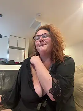petitelionne1 online show from June 2, 12:44 am