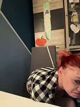 EmilyErdbeeree online show from May 9, 1:07 am