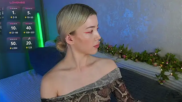 LindaThackerr online show from August 8, 5:26 am