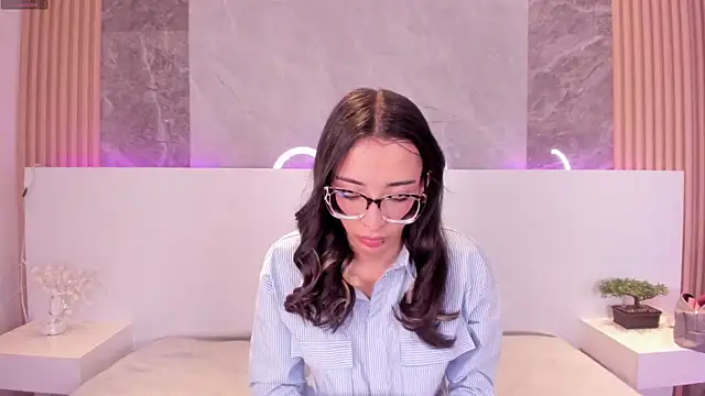 EmiliaBell  online show from June 26, 1:01 pm