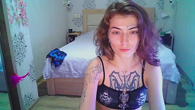 HarrisLola online show from May 16, 5:23 pm