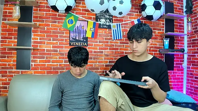 Hoot boyss  online show from June 17, 8:21 pm