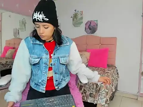 ivyyemerald  online show from May 29, 12:47 pm