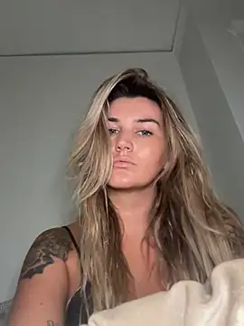 thebeachyblonde online show from July 14, 7:40 pm
