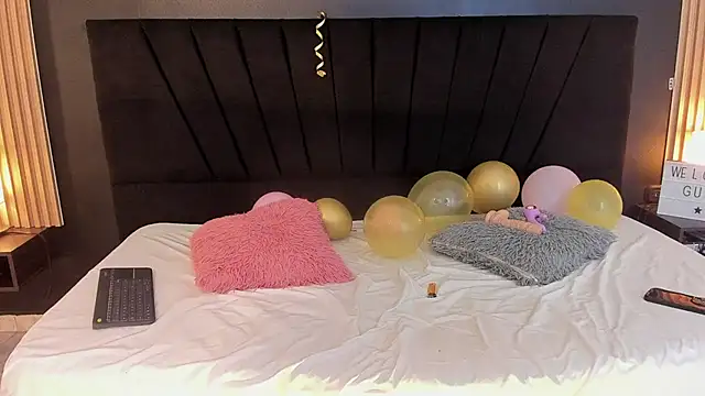 twodolls18 online show from May 31, 5:13 am
