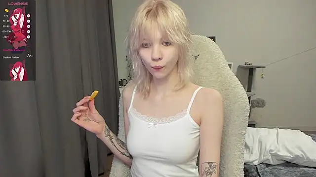 voguecaroline online show from July 24, 9:11 pm