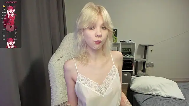 voguecaroline online show from August 3, 8:14 pm