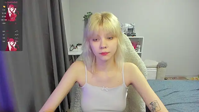 voguecaroline online show from June 30, 8:08 pm