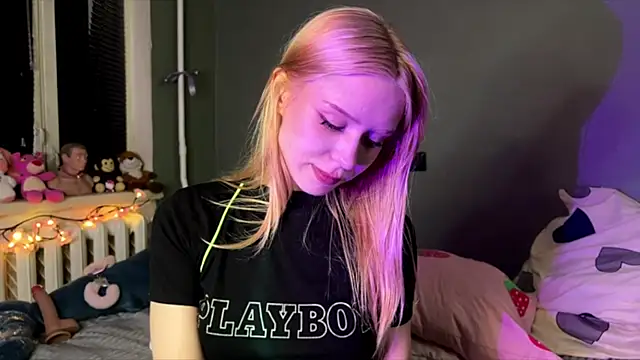 sexy cute18 online show from August 4, 7:31 pm
