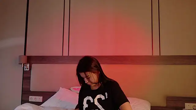 leonameilee online show from June 30, 6:35 am