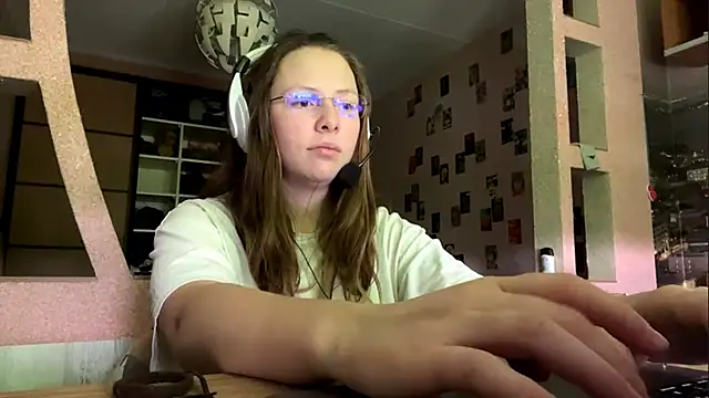 AlisonOhlmacher online show from June 14, 7:20 am
