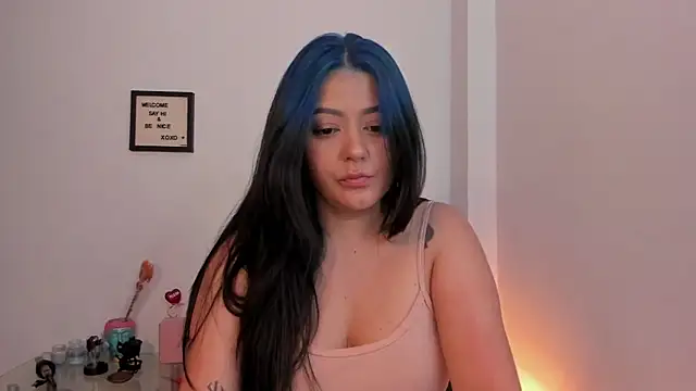 LauraToro  online show from March 12, 1:19 am