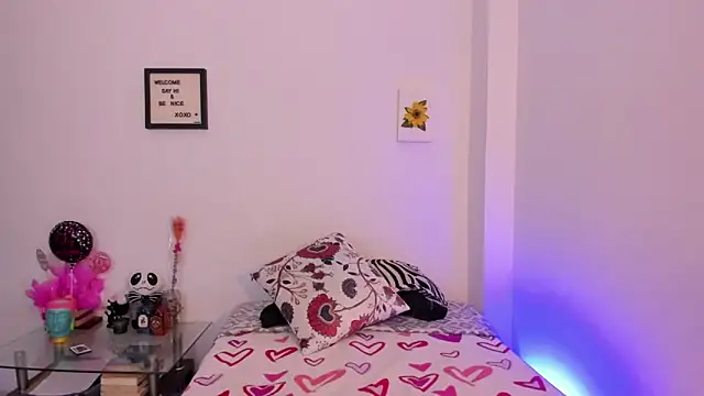 LauraToro  online show from November 14, 4:51 pm