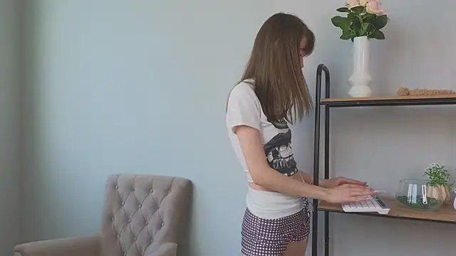 Vicki Turner online show from June 26, 1:12 pm