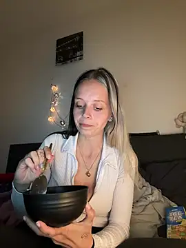 LillyWannaPlay online show from June 12, 7:55 pm