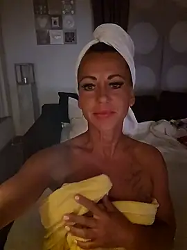housewifebella online show from June 23, 9:02 pm