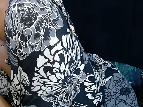 creamyslender23 online show from August 1, 1:07 am