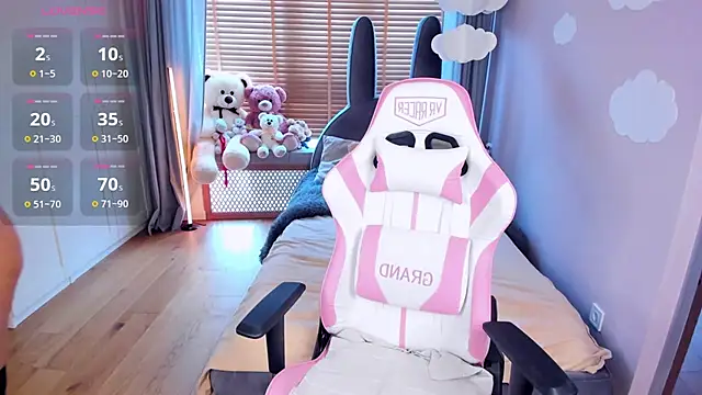 MiaSilkX online show from April 9, 10:09 am