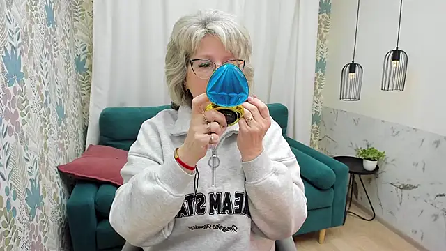 EvelynJoyful online show from April 20, 5:10 am