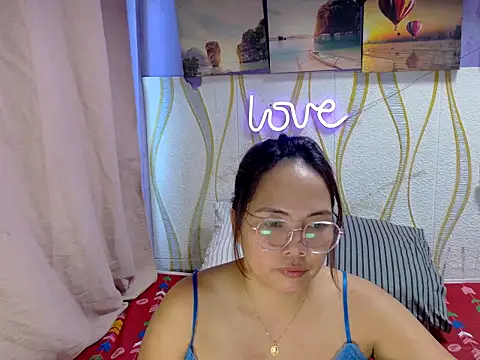 BURBERRY69 online show from March 17, 11:31 pm