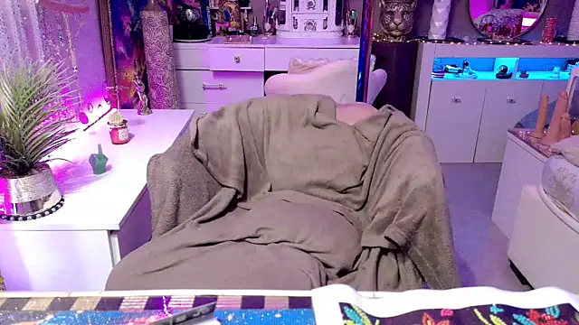 misscectito13 online show from April 1, 11:44 am