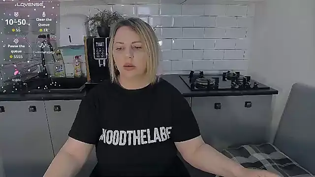 erikaerika online show from April 17, 8:27 am