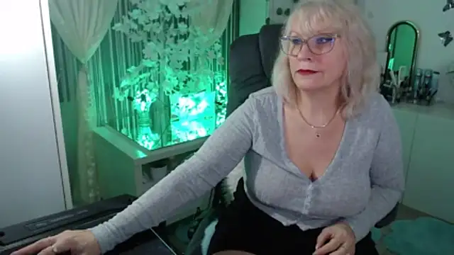 Ghertrude52 online show from January 18, 5:04 am