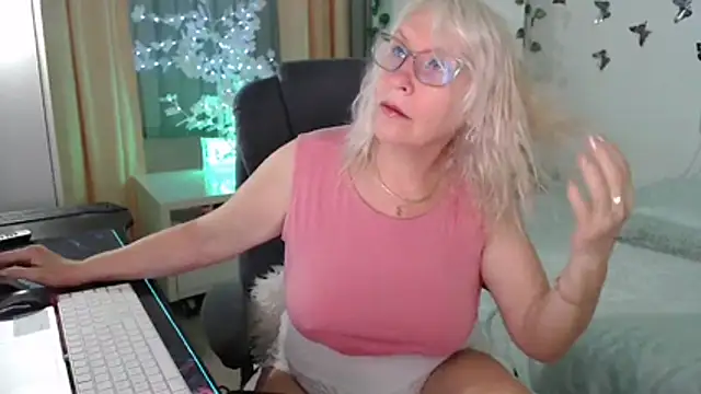 Ghertrude52 online show from June 2, 4:46 am