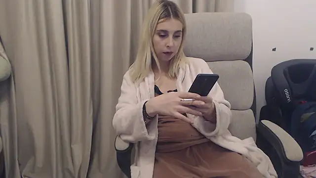 Snapshot of Aliss_Hottie chatting on October 30, 8:21 pm Aliss Hottie online show from October 30, 8:21 pm