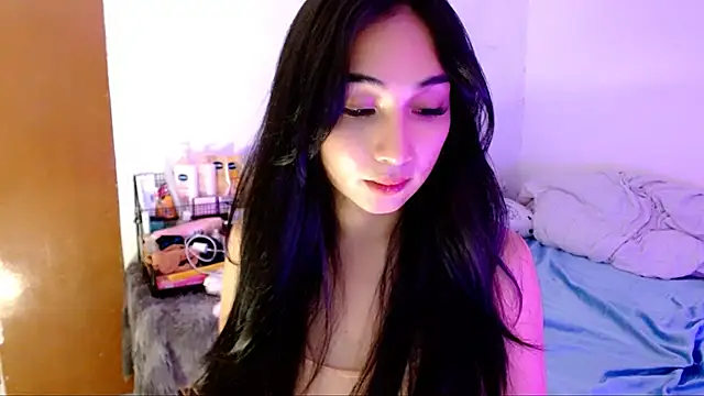 Snapshot of SweetLilly_18 chatting on October 22, 5:01 am SweetLilly 18 online show from October 22, 5:01 am