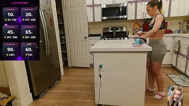 Blondiewithanass online show from December 19, 6:49 am