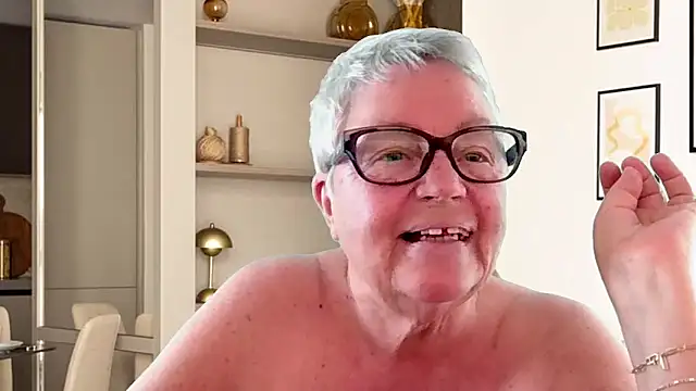 GrannyChrissy68 online show from April 18, 9:26 pm