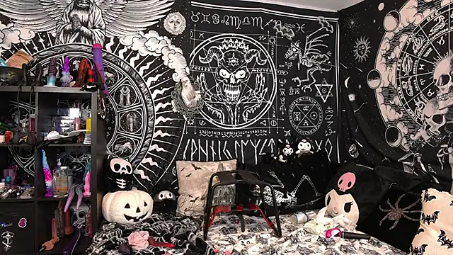 EVILYN online show from April 15, 7:25 pm