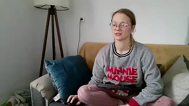 little-leni online show from December 16, 8:42 am