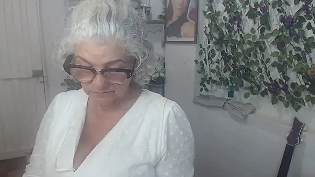 FunnyGrandma online show from November 6, 1:33 am