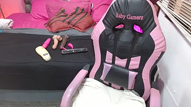 JEENEVIEVE online show from June 20, 6:33 pm